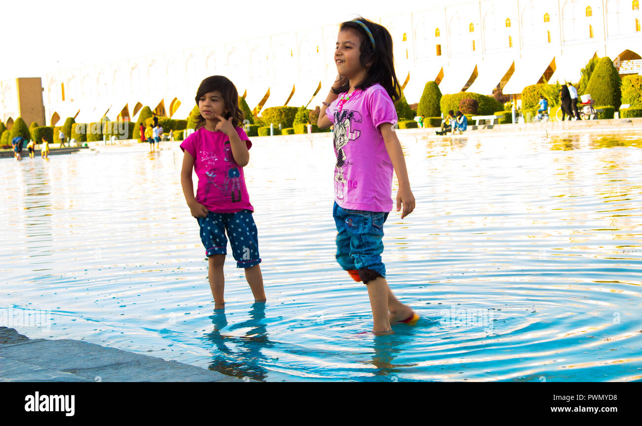 Childs Play im Wasser Stockfoto