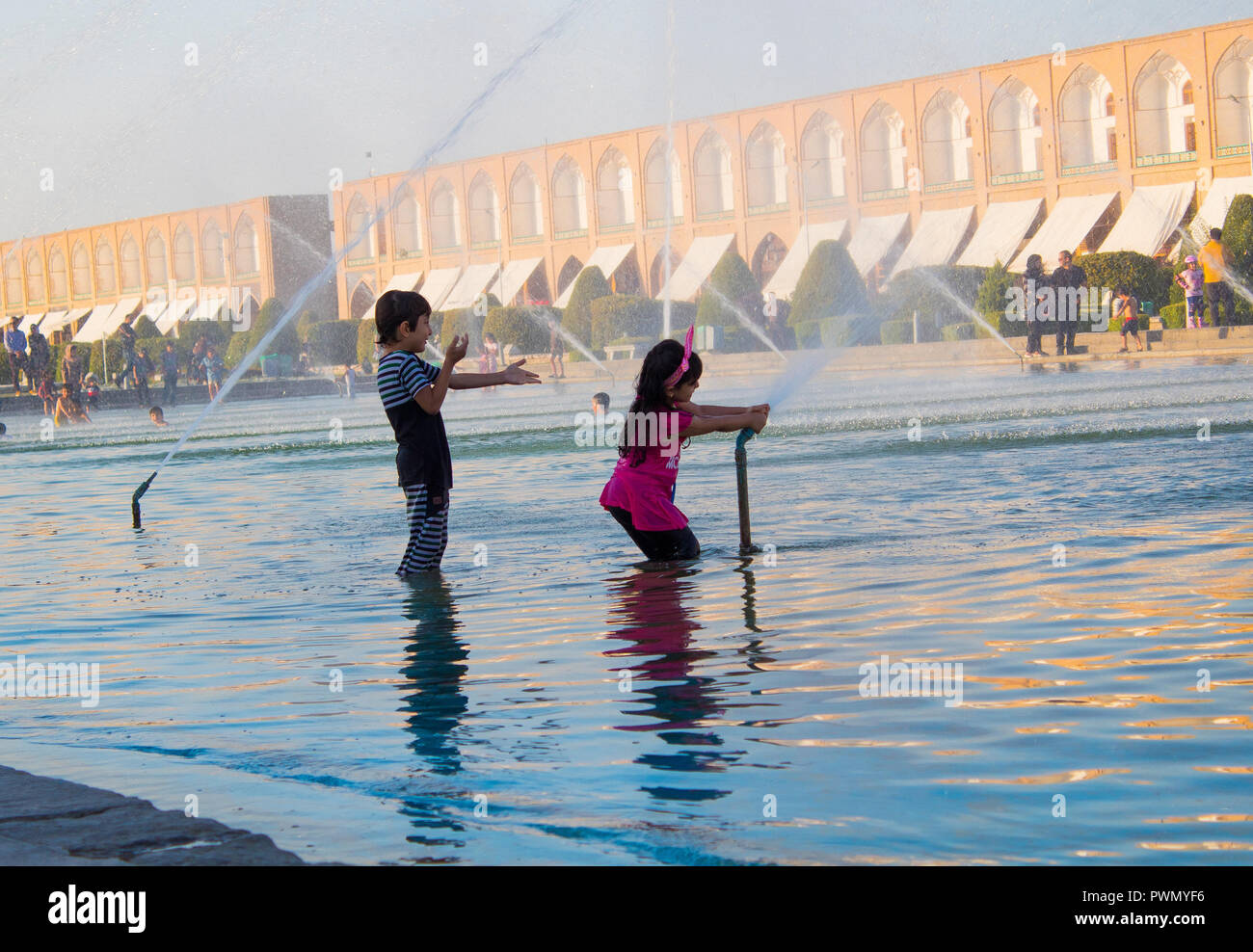 Childs Play im Wasser Stockfoto