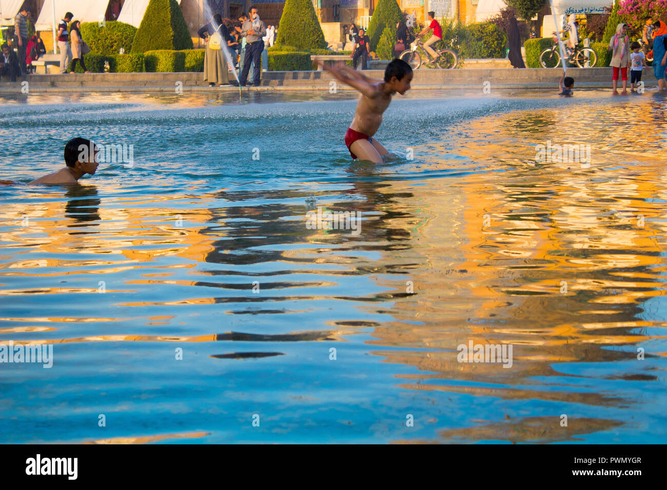 Childs Play im Wasser Stockfoto