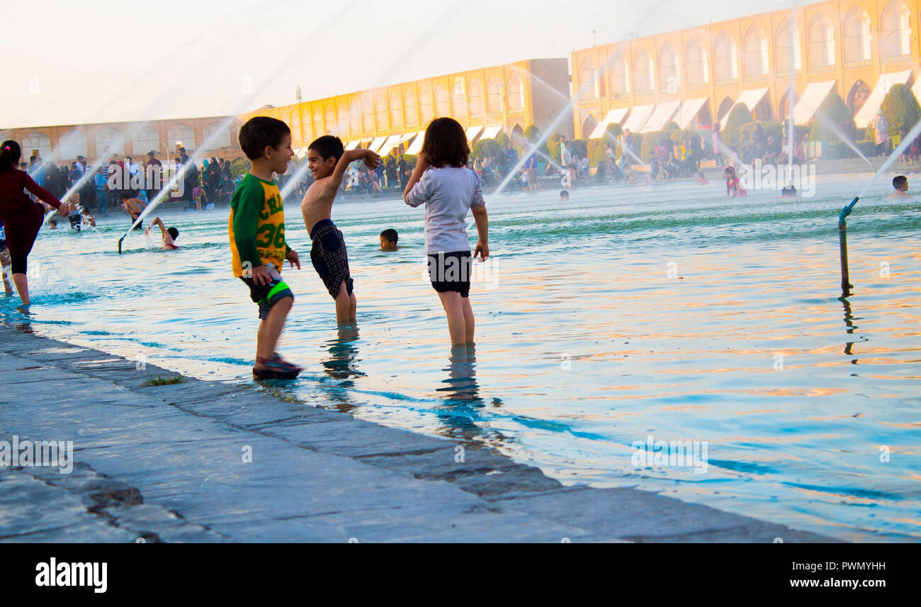 Childs Play im Wasser Stockfoto