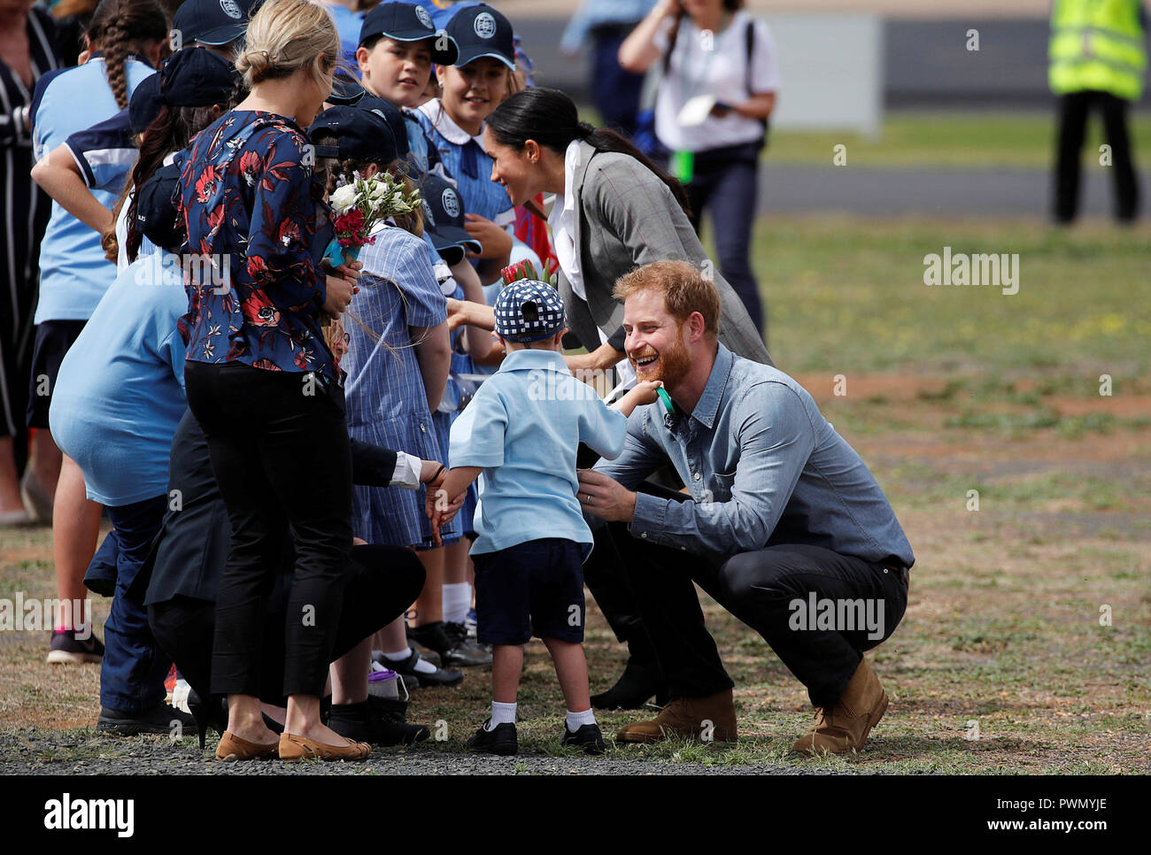 Der Herzog von Sussex spricht mit Luke Vincent, 5, nach Ankunft am Flughafen von Sydney, Australien, am zweiten Tag der Tour ist das königliche Paar in das Land. Stockfoto