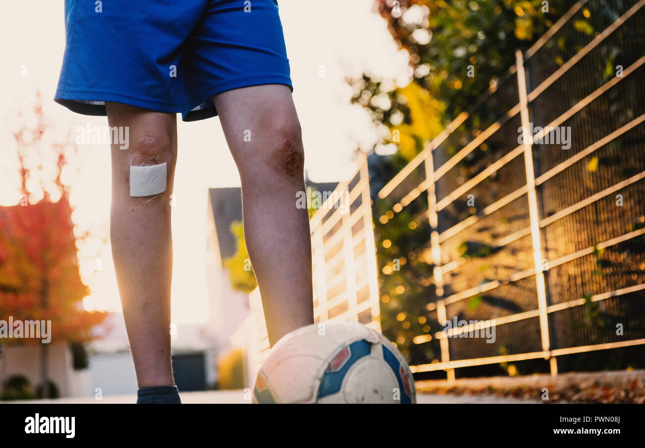 Wounded Knee ein Junge spielt Fußball in der Straße. Stockfoto