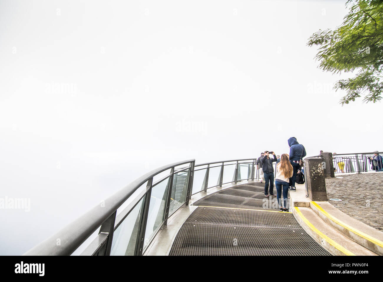 Juli, 2018 - Madeira, Portugal. Das Cabo Girao Skywalk - die höchste Klippe Skywalk in Europa, der sich an der Oberseite des Cabo Girao Klippe auf der Insel Madeira Stockfoto