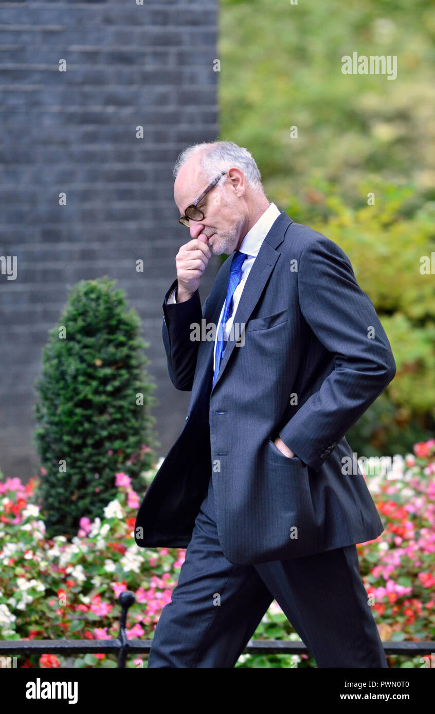 Crispin Blunt MP kommt gegen Ende einer langen kabinettssitzung zu discus Brexit, Downing Street 16. Oktober 2018 Stockfoto