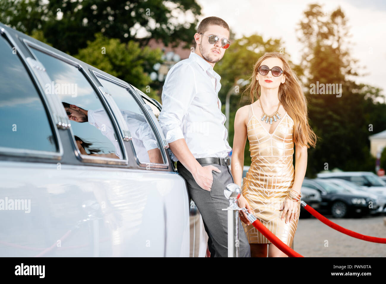 Frau und Mann gegen eine Limousine Auto Stockfoto