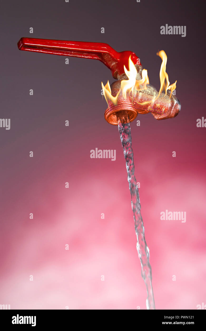 Wasserhahn, aus denen Wasser fließt so heiß, es erzeugt eine Flamme Stockfoto