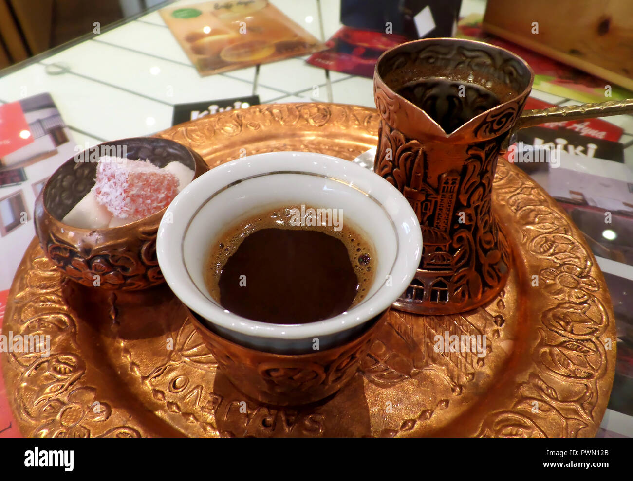Hot bosnischen Kaffee Set mit langem Hals kleiner Topf oder Dzezva und  einige Süßigkeiten in Zucker Topf serviert Stockfotografie - Alamy
