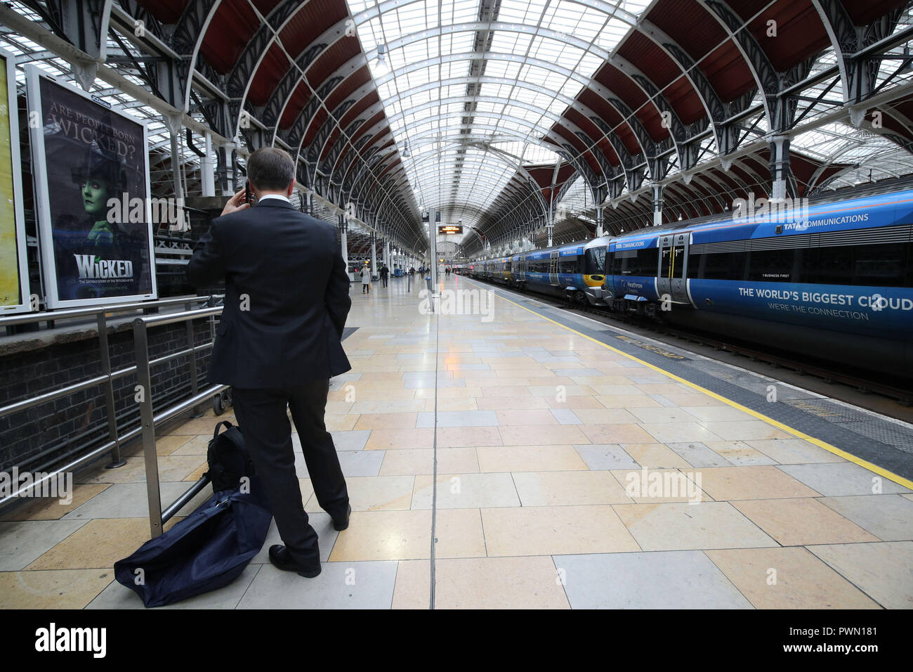 Reisende am Bahnhof Paddington, London, da Züge nicht zwischen dem Bahnknoten und dem Flughafen Slough oder Heathrow verkehren können, nachdem die Oberleitungen am Dienstagabend in Ealing „schwer“ beschädigt wurden. Stockfoto