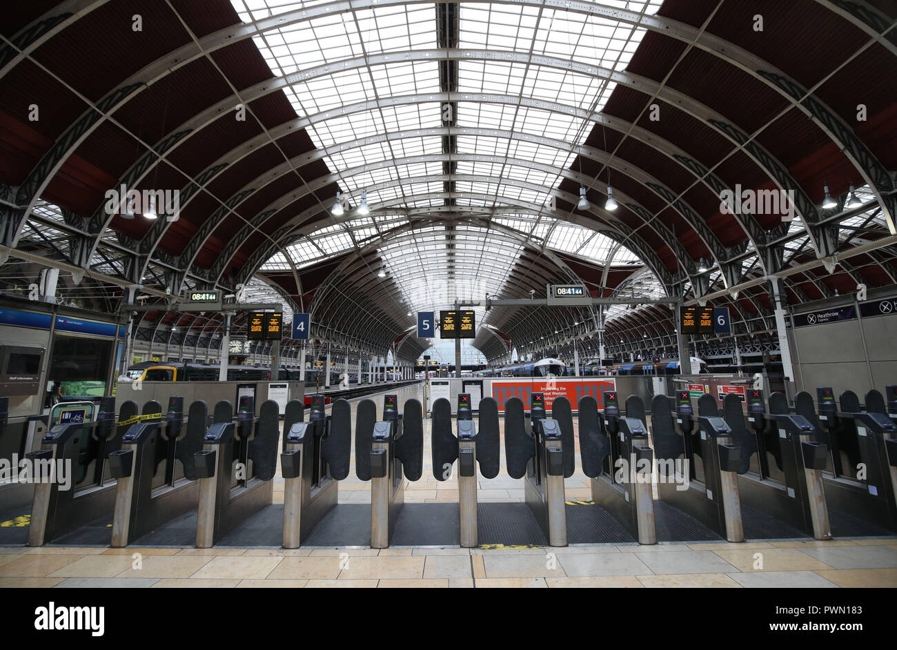 Die Tore am Bahnhof Paddington, London, da Züge nicht zwischen dem Bahnknoten und dem Flughafen Slough oder Heathrow verkehren können, nachdem die Oberleitungen am Dienstagabend in Ealing „schwer“ beschädigt wurden. Stockfoto