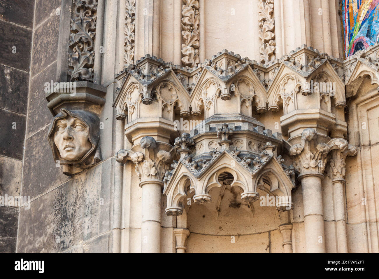 Der Mönch Gesicht auf der Fassade der Basilika. Architektonische Dekor Details der Basilika von St. Peter und St. Paul, Vysehrad Festung, Prag, Tschechische Republik. Stockfoto