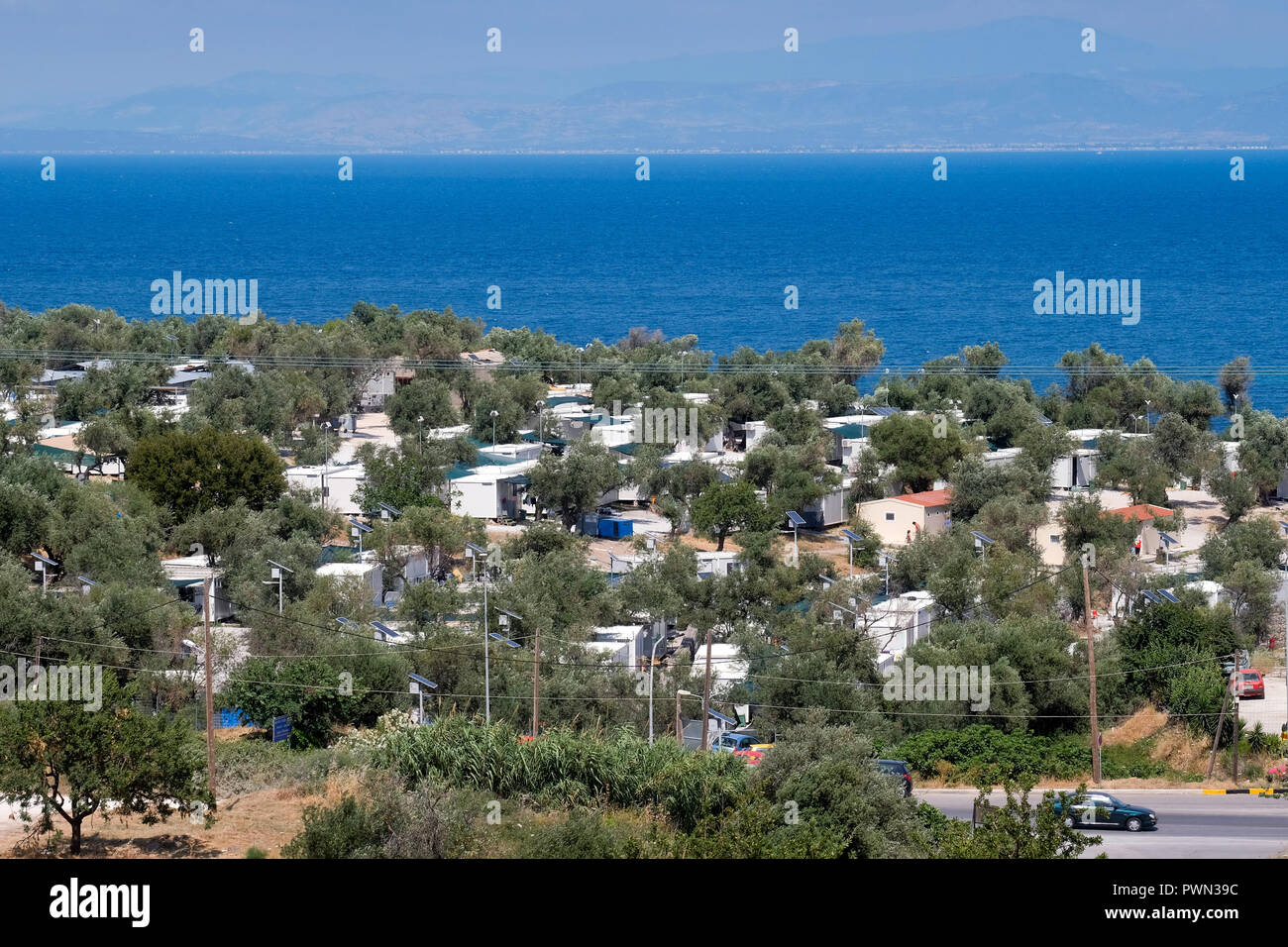 KARA TEPE Hospitality Center für Flüchtlinge und Migranten, lokale Flüchtlingslager nahe der Hauptstadt Mytilíni, auf der Insel Lesbos, Griechenland. Im Hintergrund die Küste der Türkei. Mai 2018 - Kara Tepe Hospitality Center für Flüchtlinge und Migranten, lokales Flüchtlingscamp nahe der Inselhauptstadt Mytilini, auf der Insel Lesbos, Griechenland. Im Hintergrund die Küste der Türkei. Mai 2018 Stockfoto