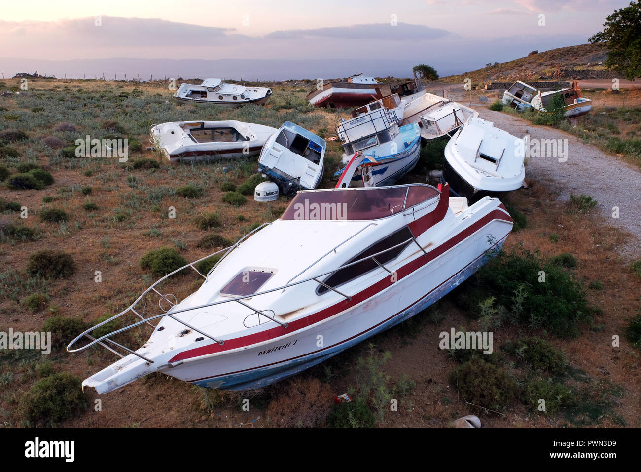 Beschädigte Boote von Flüchtlingen aus der Türkei über das Mittelmeer liegen geflohen sind, auf einem garbarge Deponie in der Nähe von Molivos, Lesbos, Griechenland, im Mai 2018 - Fluchtboote in einer Mülldeponie bei Molivos, Insel Lesbos, Griechenland, Mai 2018 Stockfoto