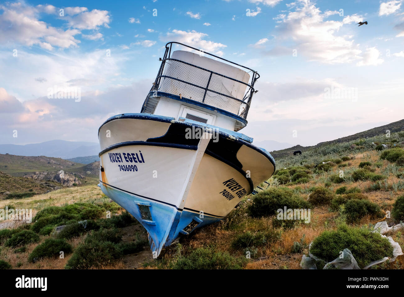 Beschädigte Boote von Flüchtlingen aus der Türkei über das Mittelmeer liegen geflohen sind, auf einem garbarge Deponie in der Nähe von Molivos, Lesbos, Griechenland, im Mai 2018 - Fluchtboote in einer Mülldeponie bei Molivos, Insel Lesbos, Griechenland, Mai 2018 Stockfoto