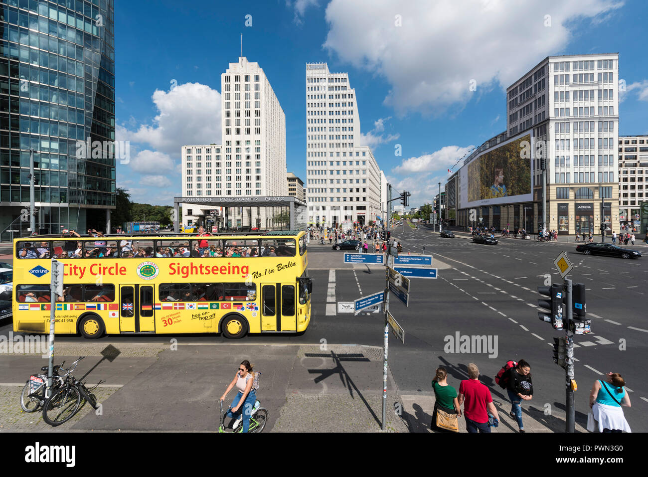 Berlin. Deutschland. Gelb City Circle Bus am Potsdamer Platz. Erhöhte anzeigen. Stockfoto