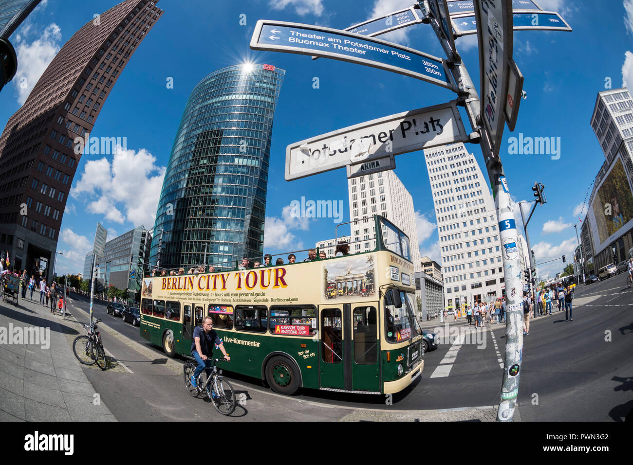 Berlin. Deutschland. Touristen Sightseeing Bus am Potsdamer Platz. Stockfoto