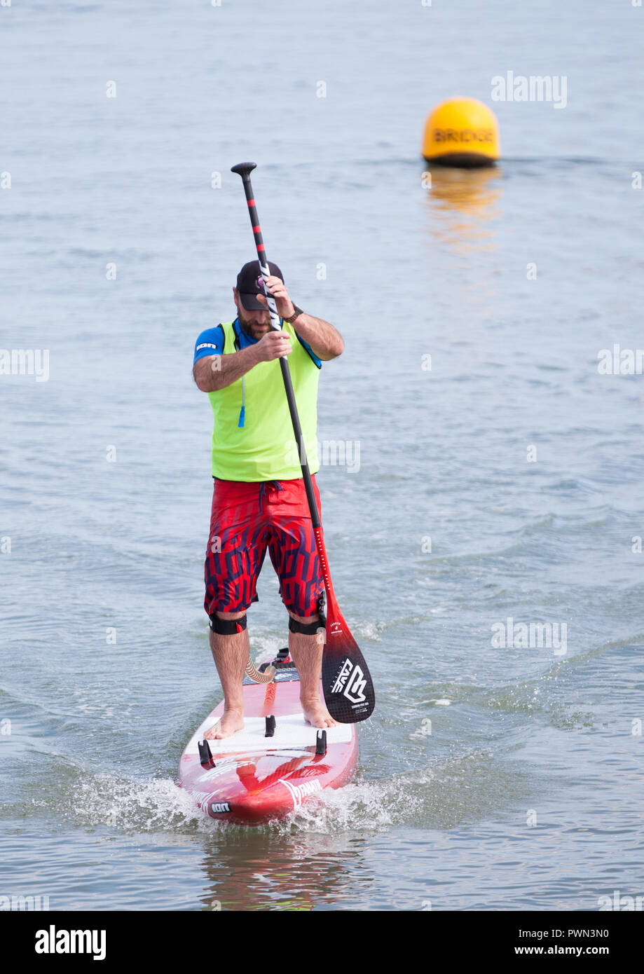 Paddle Board Racers suchen über Kopf Stockfoto