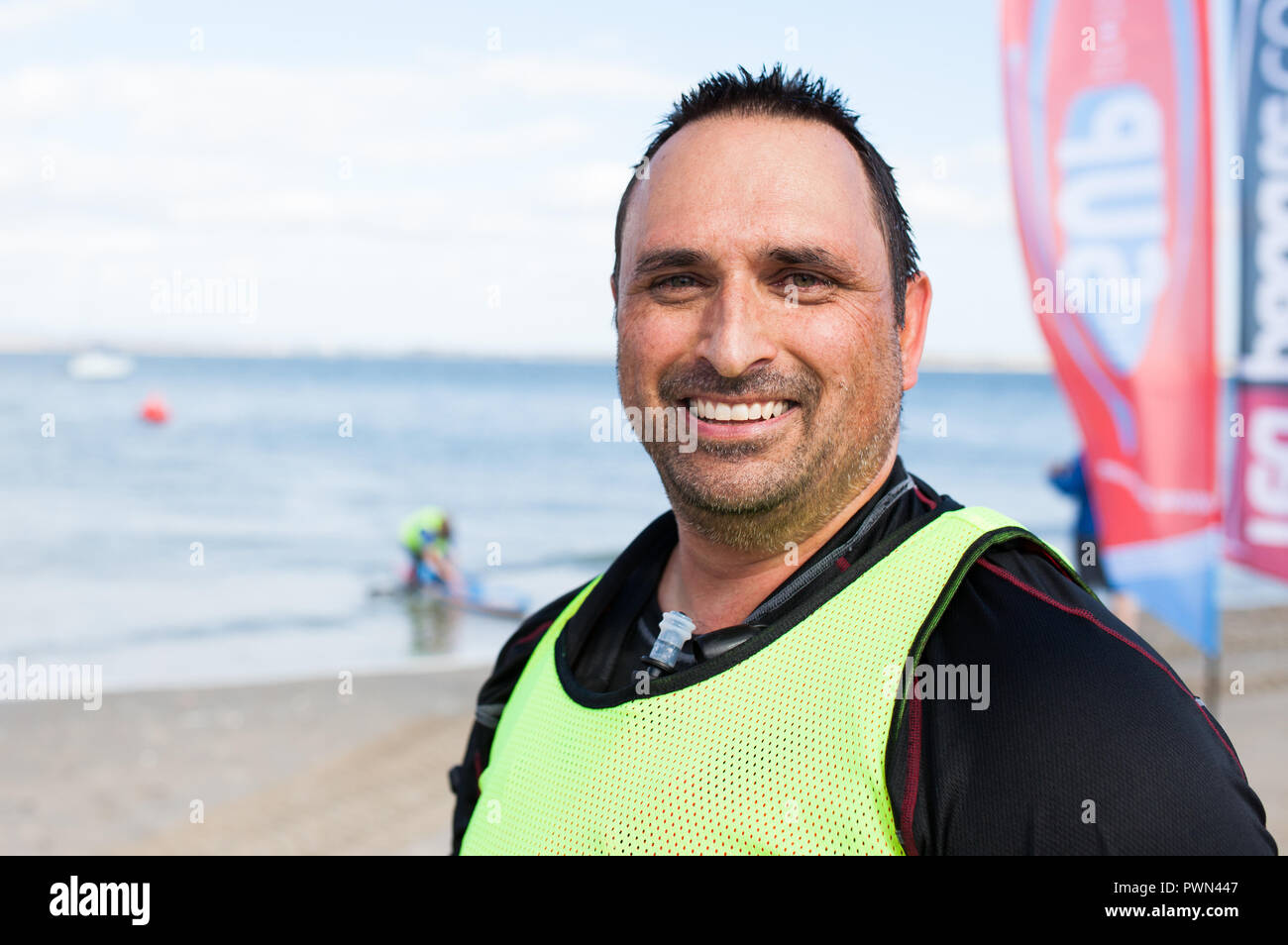 Porträt eines Mannes, die nach Beendigung einer paddle Board Race Stockfoto