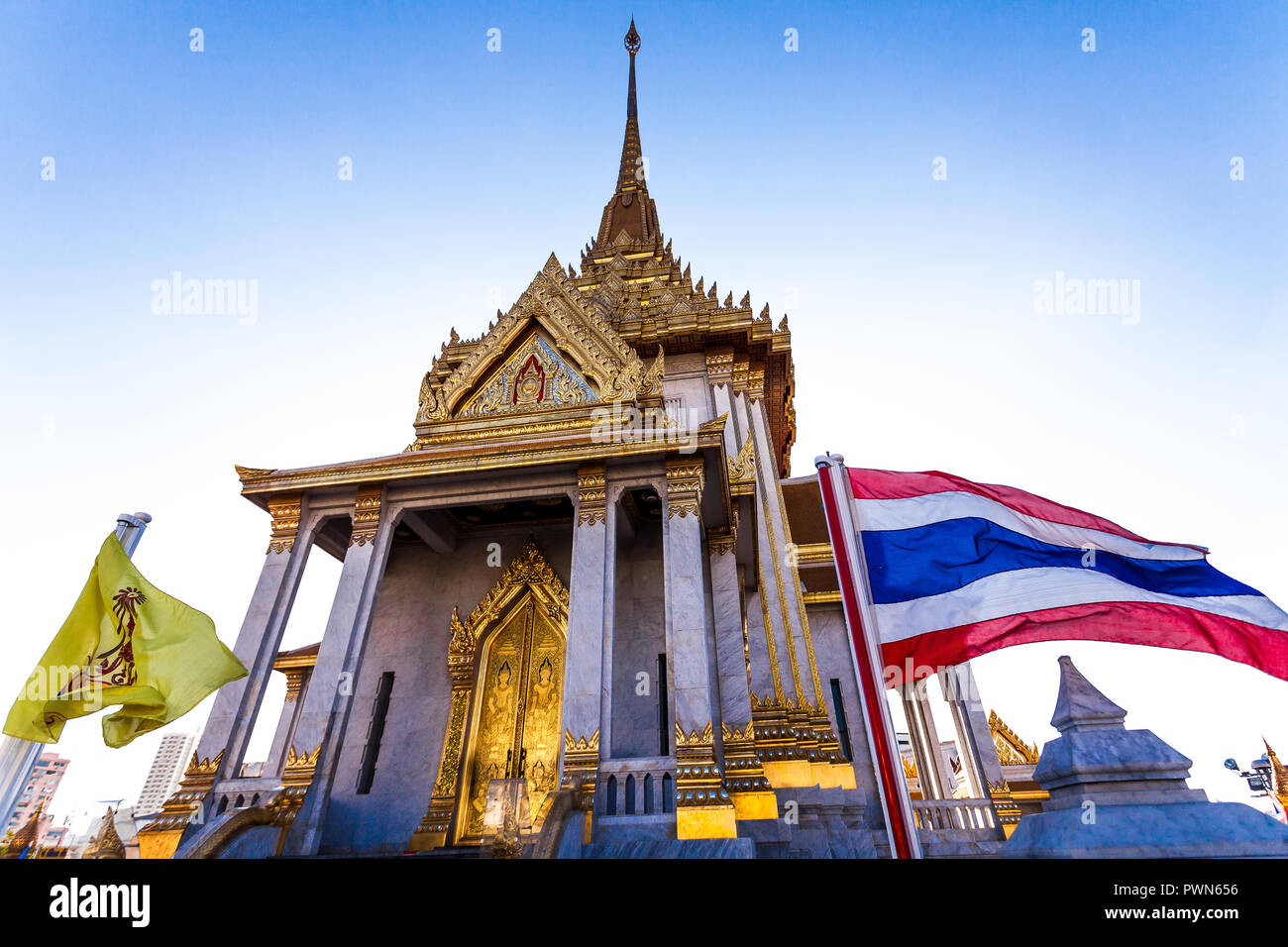 Wat Traimit Tempel mit der königlichen Familie und Thailändische Flagge in Bangkok, Thailand Stockfoto