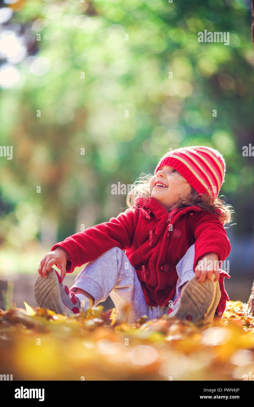 Schöne Mädchen in Laub im Herbst Park Stockfoto