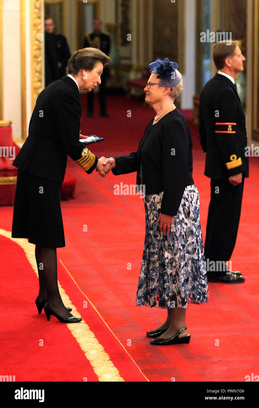 Margaret Gast erhält der Königin Galanterie Medaille zu ihrem verstorbenen Sohn verliehen, Richard Gast, von der Princess Royal am Buckingham Palace. Stockfoto