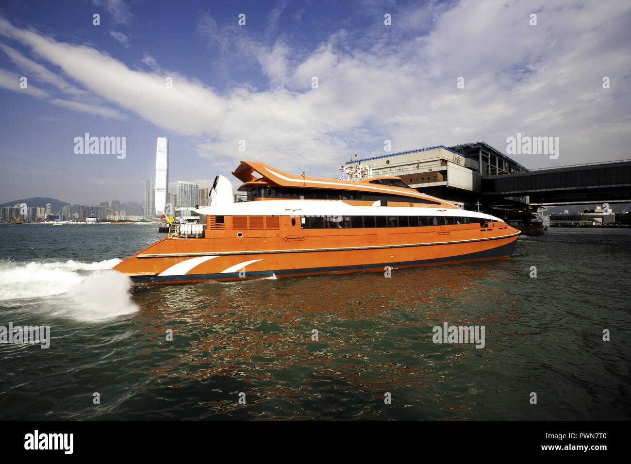 Mit dem Tragflächenboot in Victoria Harbour und Hong Kong Stockfoto