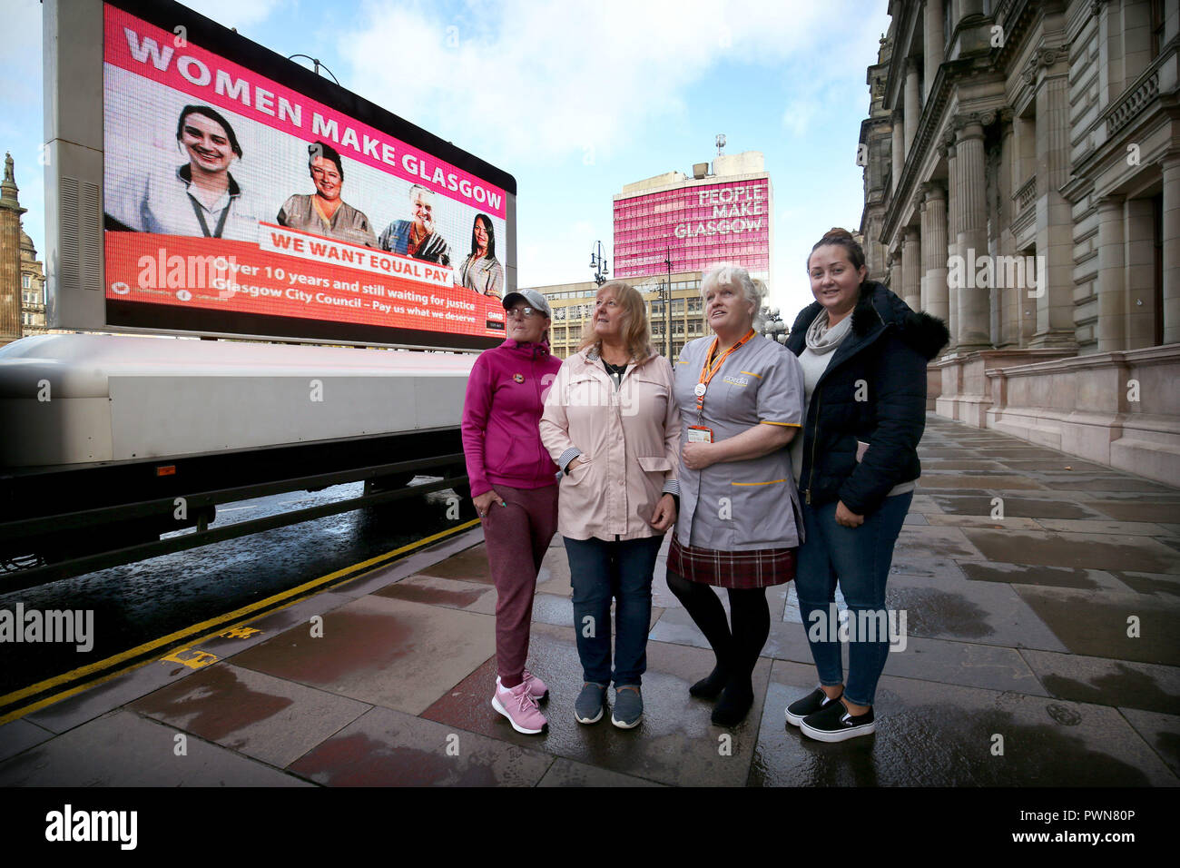 (Von links nach rechts) Gillian Docherty, Eileen Dougall, Shona Thomson und Lee-Ann Dougall, alle GMB Mitglieder von Glasgow City Council Hilfe eingesetzt, um ein riesiges neues Poster in ein Plädoyer für die Solidarität in den George Square, Glasgow starten, im Vorfeld der nächsten Wochen Equal Pay Streik. Stockfoto