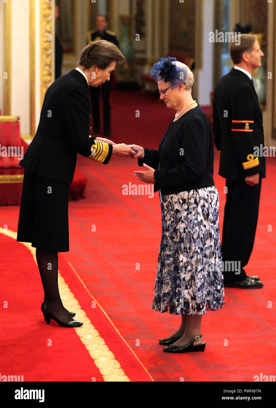 Erneut KORRIGIEREN CAPTION VOM SPÄTEN SOHN ZU SPÄT MANN Margaret Gast erhält der Königin Galanterie Medaille zu ihrem verstorbenen Ehemann zugesprochen, Richard Gast, von der Princess Royal am Buckingham Palace. Stockfoto