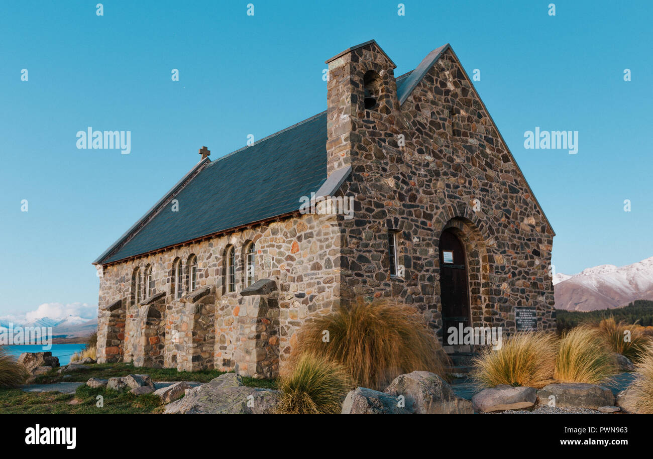 Die historische Kirche des Guten Hirten am Lake Tekapo in Neuseeland am späten Nachmittag, kurz vor Sonnenuntergang Stockfoto