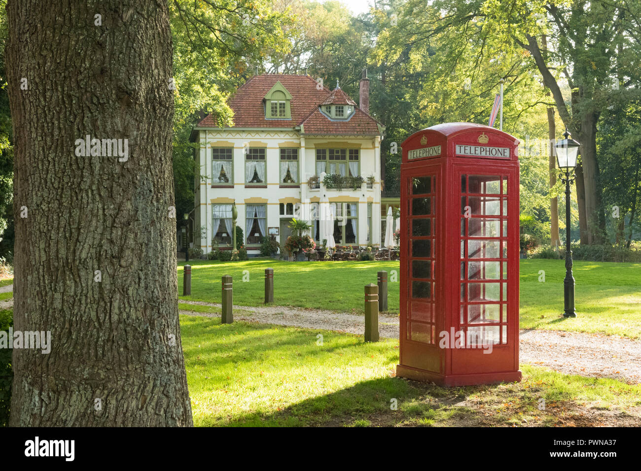 English Tea Room - "Tea Time" - und die rote Telefonzelle in Echten, Drenthe, Niederlande Stockfoto