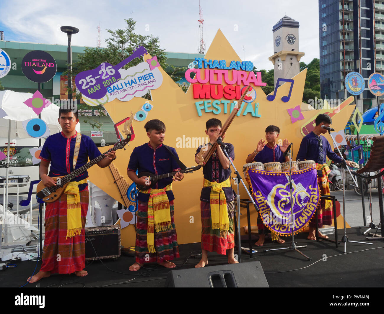 PATTAYA, THAILAND - 25. MAI 2018: Thai lokalen Folk Band aus Isaan auf der kleinen Bühne in Thailand Kulturelle Musik Festival Stockfoto
