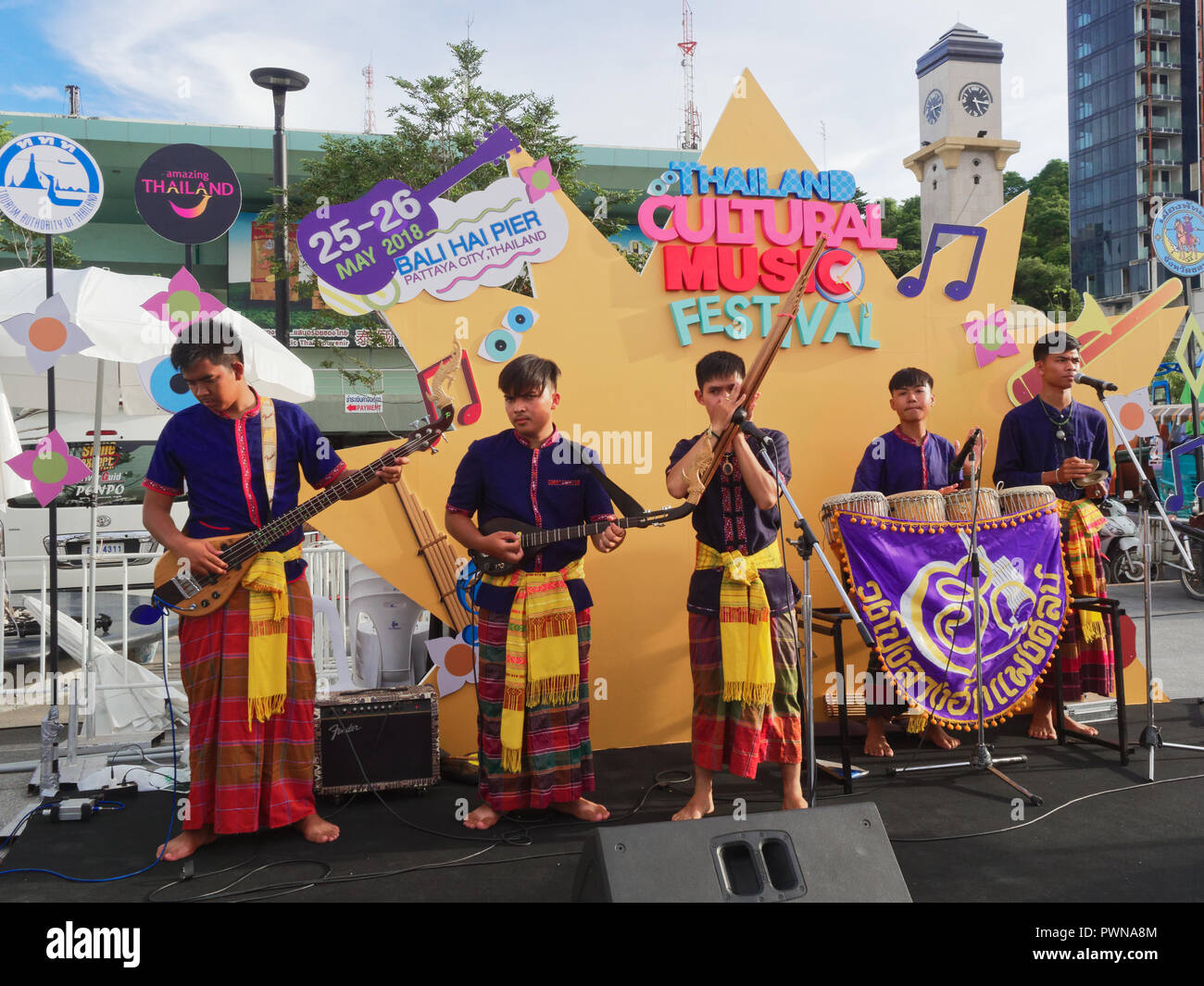 PATTAYA, THAILAND - 25. MAI 2018: Thai lokalen Folk Band aus Isaan auf der kleinen Bühne in Thailand Kulturelle Musik Festival Stockfoto