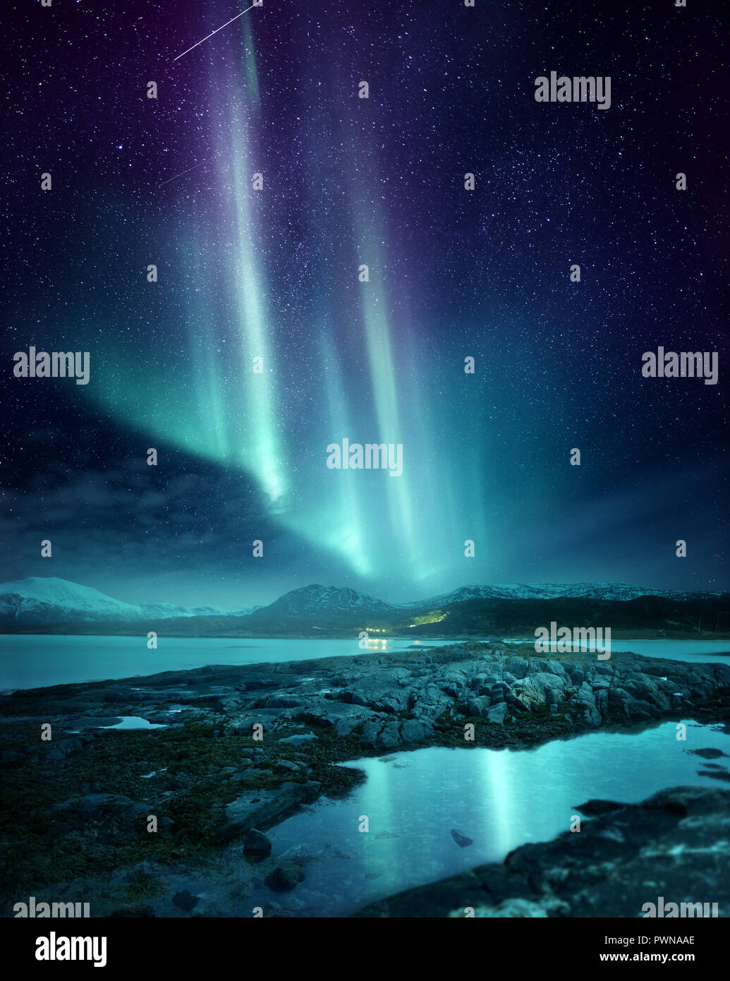 Eine spektakuläre Northern Light Aurora Anzeige aufleuchtet, den Nachthimmel in Nordnorwegen. Ein beliebtes Ziel innerhalb des Polarkreises für Jagd t Stockfoto