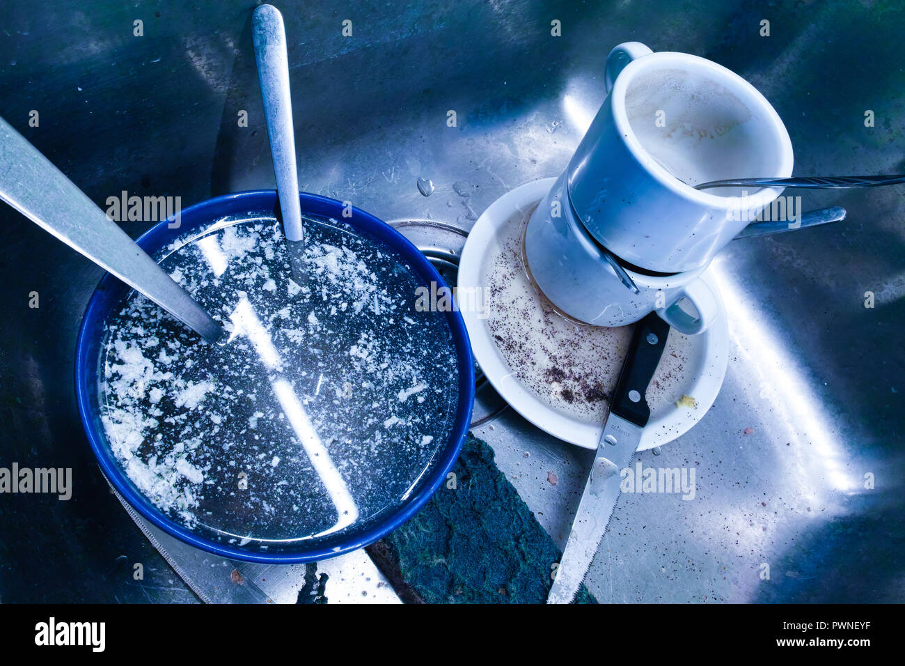 Stapel der schmutziges Geschirr in der Spüle, Küchenutensilien müssen Waschen Stockfoto
