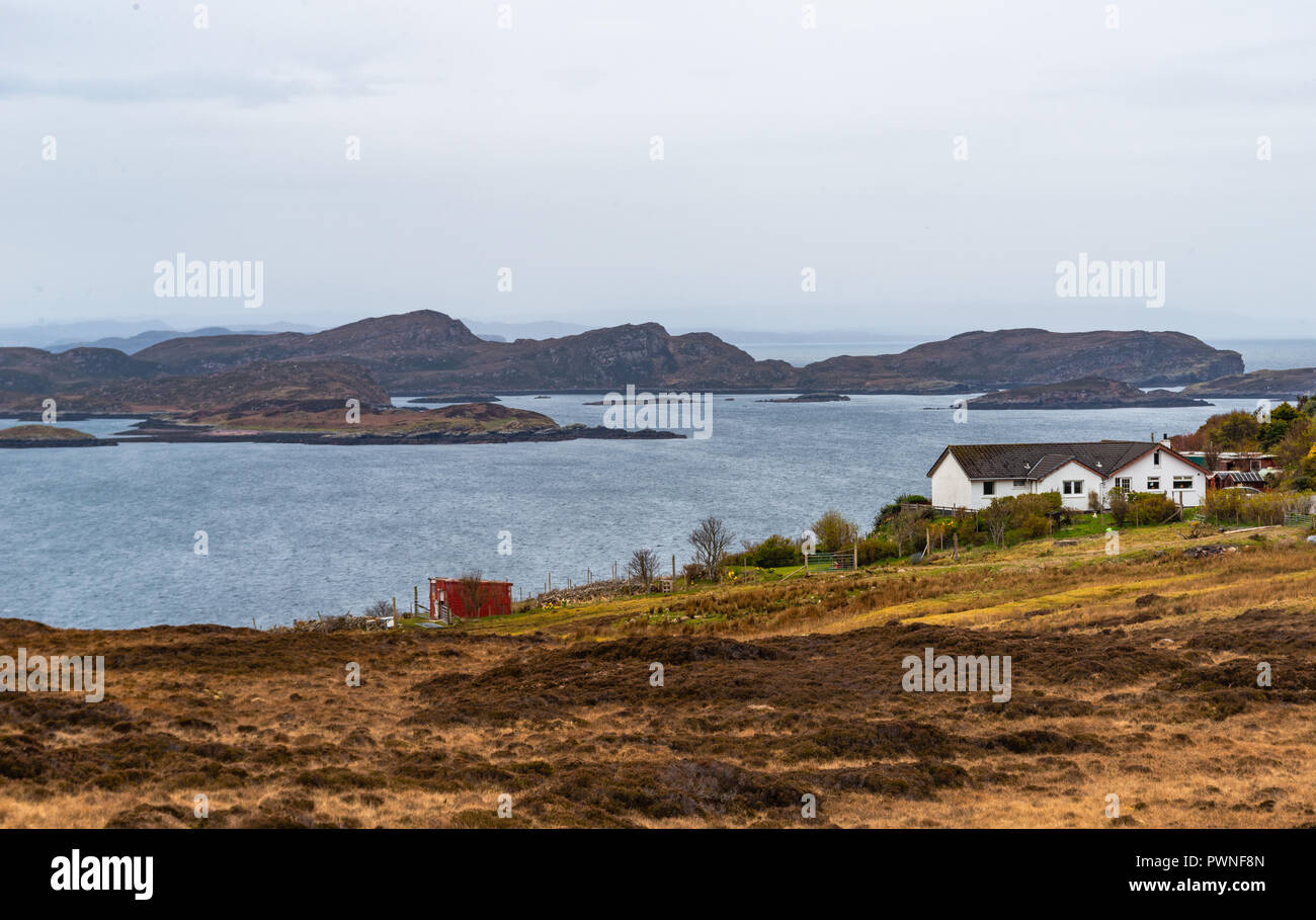 Weiße Häuser an einer Bucht mit vielen Inseln, Ross Shire, in der Nähe von Ullapool, Schottland, Großbritannien Stockfoto