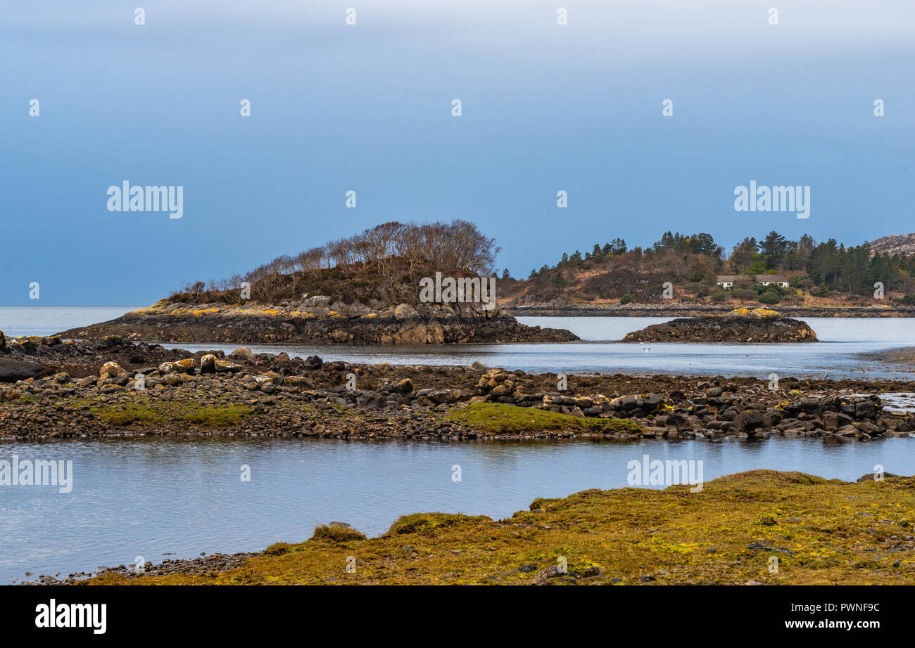 Eine kleine Bucht mit kleinen Inseln, in der Nähe von Ullapool, Lairg, Schottland, West Highlands, Großbritannien, Stockfoto