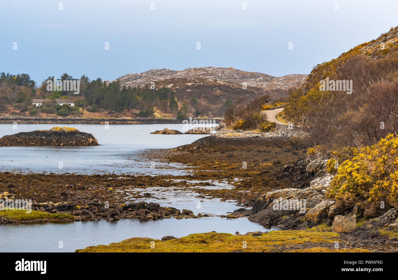 Eine kleine Bucht mit kleinen Inseln, in der Nähe von Ullapool, Lairg, Schottland, West Highlands, Großbritannien, Stockfoto