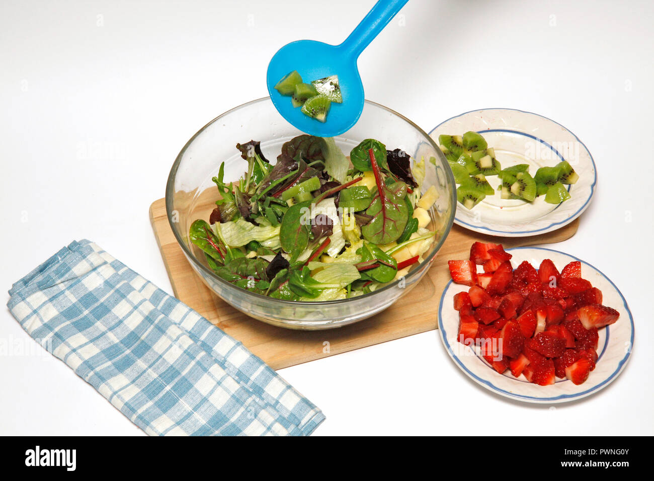 Grüner Salat mit Früchten Stockfoto
