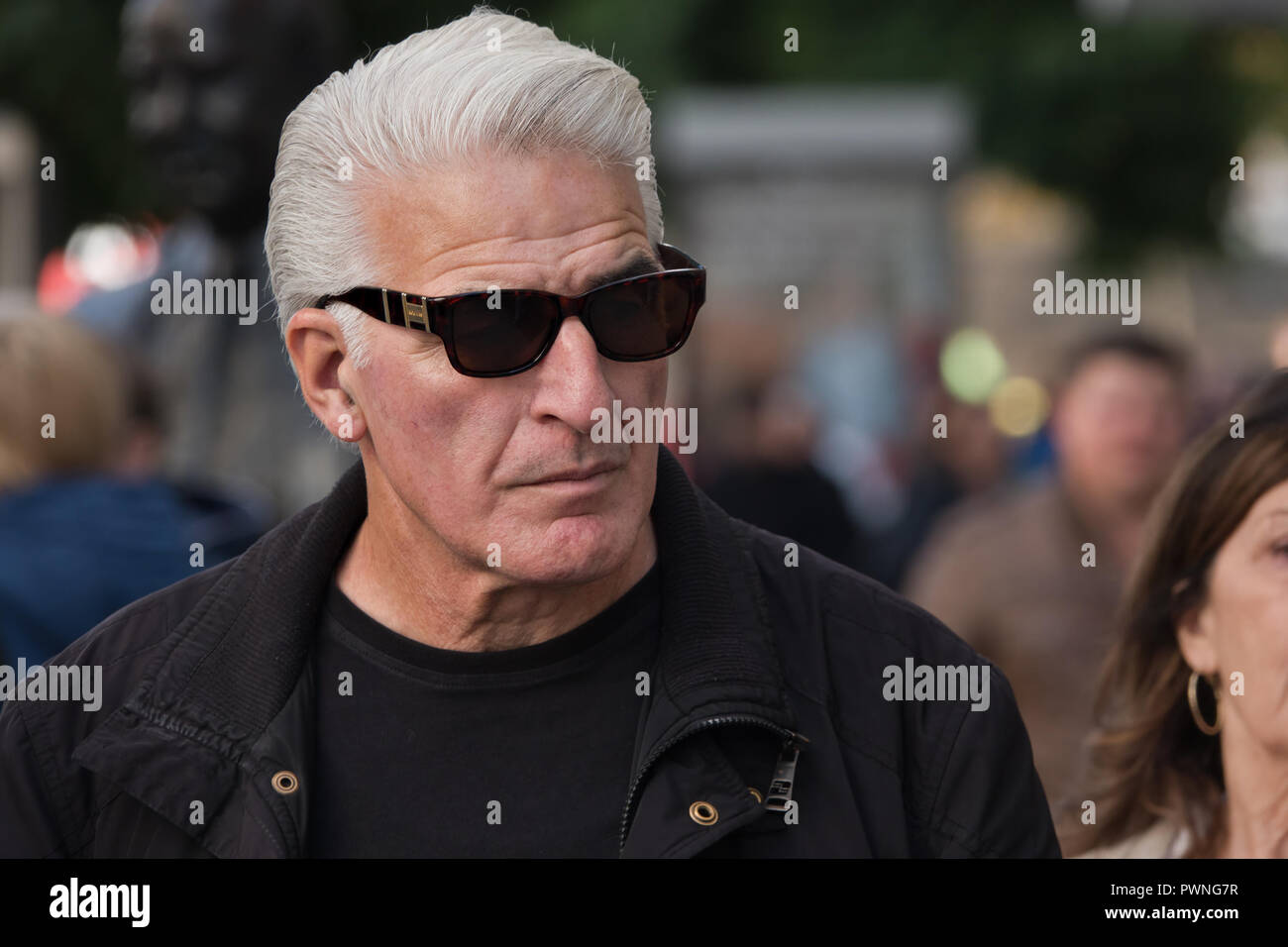 Ehrliches Bild von einer bemerkenswerten Mann mit silbernen Haar schildpatt Sonnenbrille Stockfoto