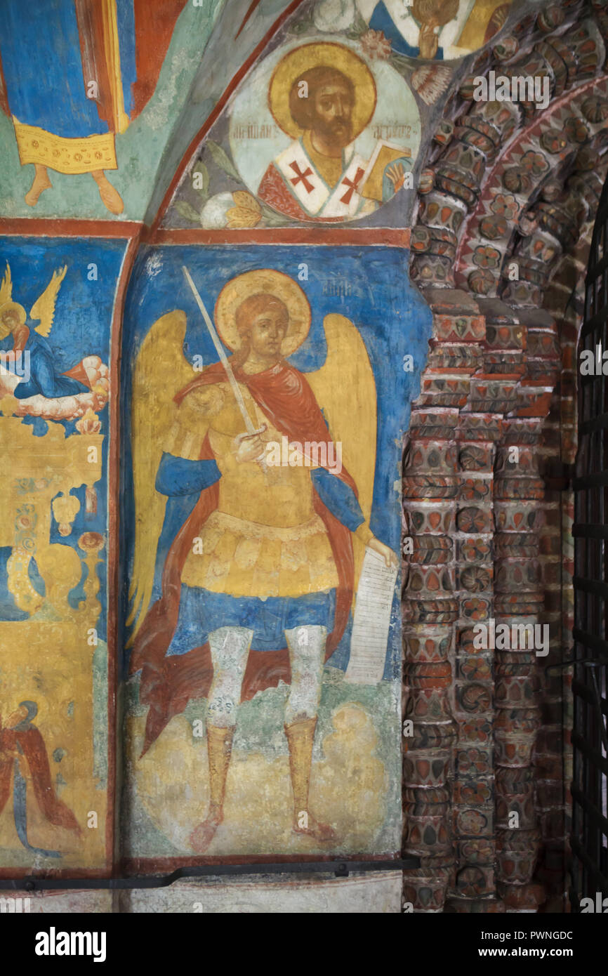 Erzengels Michael in das Fresko von russischen Maler Dmitri Plechanows und Fjodor ignatjew von 1700 neben dem Hauptportal im Westen Galerie (papert) in der Kirche des Heiligen Johannes des Täufers an Tolchkovo in Jaroslawl, Russland vom dargestellt. Stockfoto