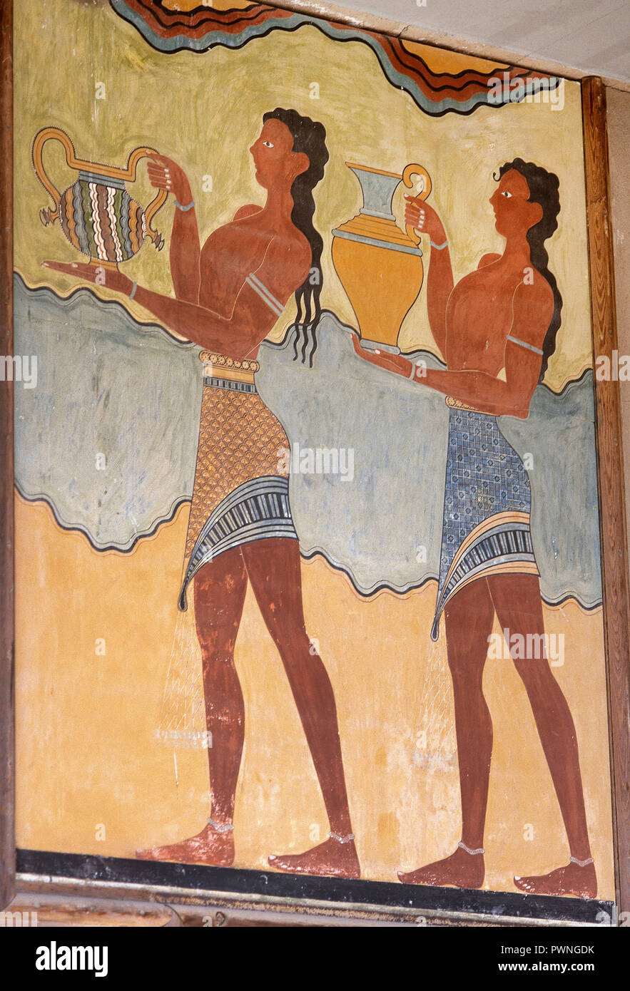 Palast von Knossos (1700-1450 v. Chr.). Reproduktion von einem Fresko zwei junge Männer den Transport von Cups. South Propylaeum. Kreta, Griechenland. Stockfoto