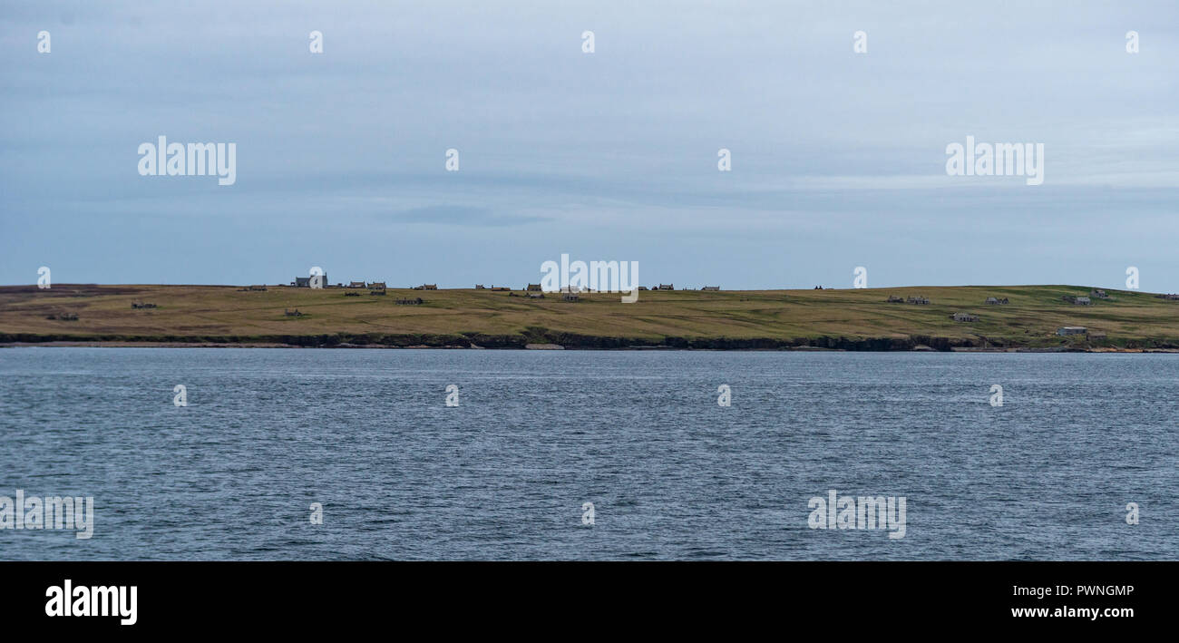 Mit Blick auf die Fähre, die zwischen den Orkney Inseln und dem schottischen Festland, Großbritannien Stockfoto