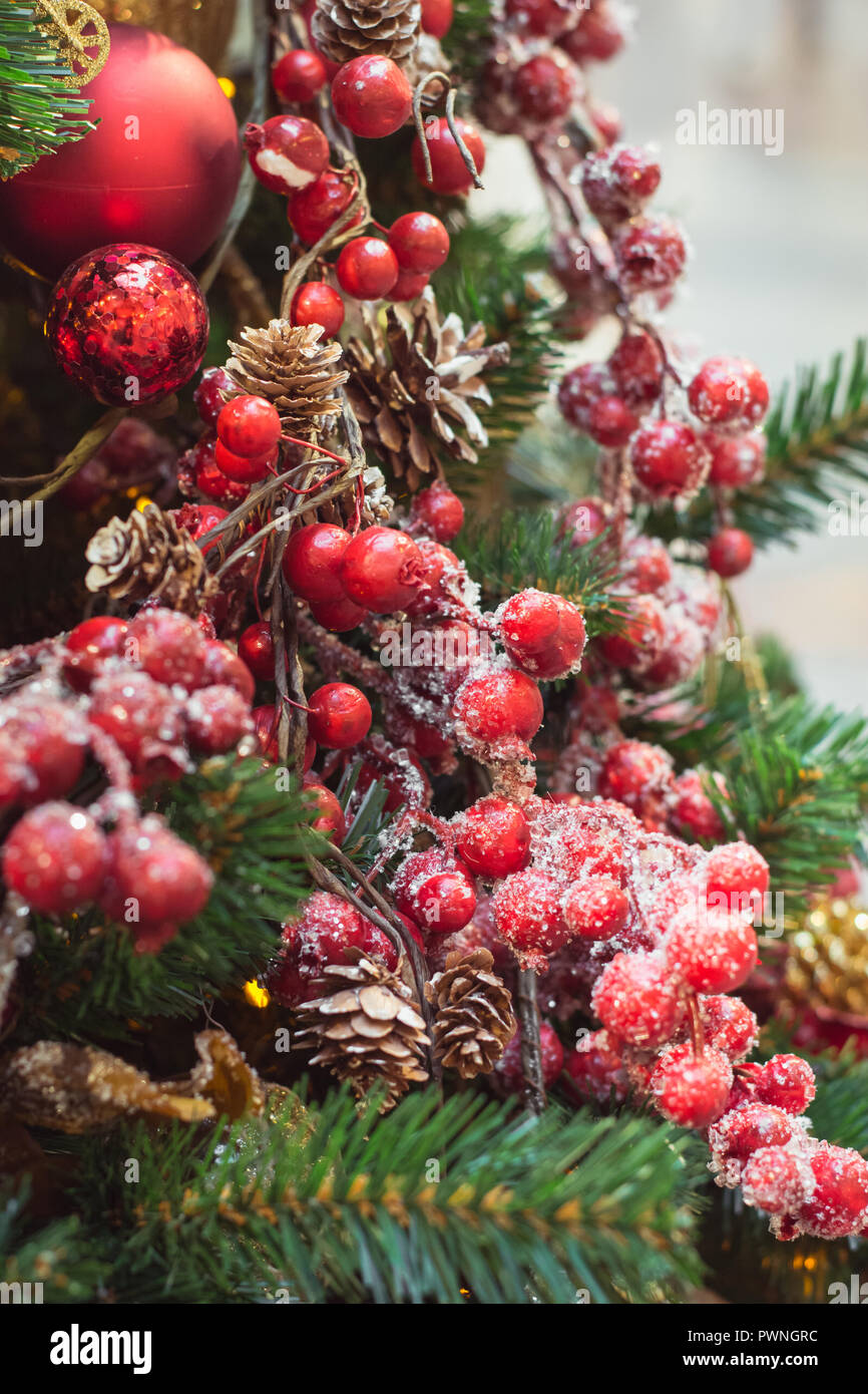 Weihnachtsbaum mit roten und goldenen Blume Innenraum Dekore. Weihnachten. Close Up. Stockfoto