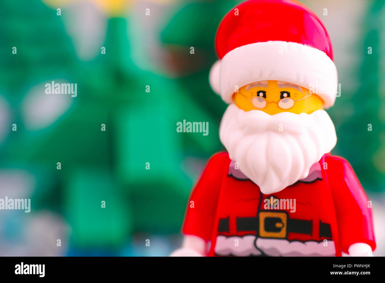 Tambow, Russische Föderation - September 02, 2018 Portrait von Lego Santa Claus gegen Weihnachtsbäume. Close-up. Stockfoto