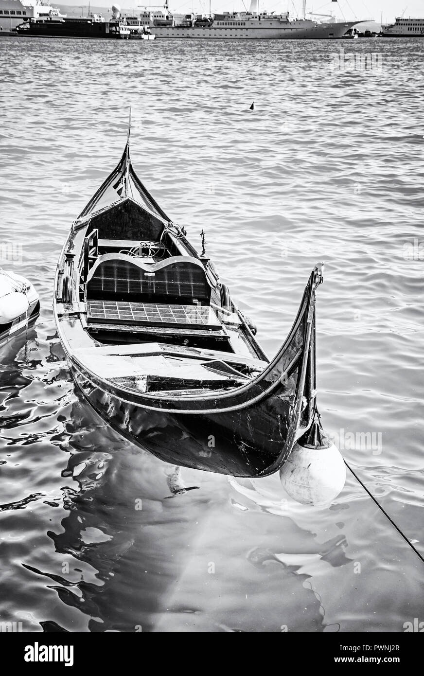 historische-gondel-im-hafen-split-kroatien-sommer-urlaub-reiseland