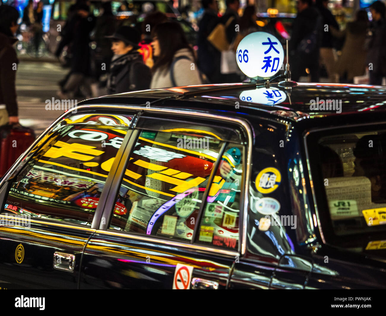Tokio Taxis Taxi Tokio Nachtleben - pulsierende Lichter aus Tokio Taxis in der Shinjuku district spiegeln Stockfoto