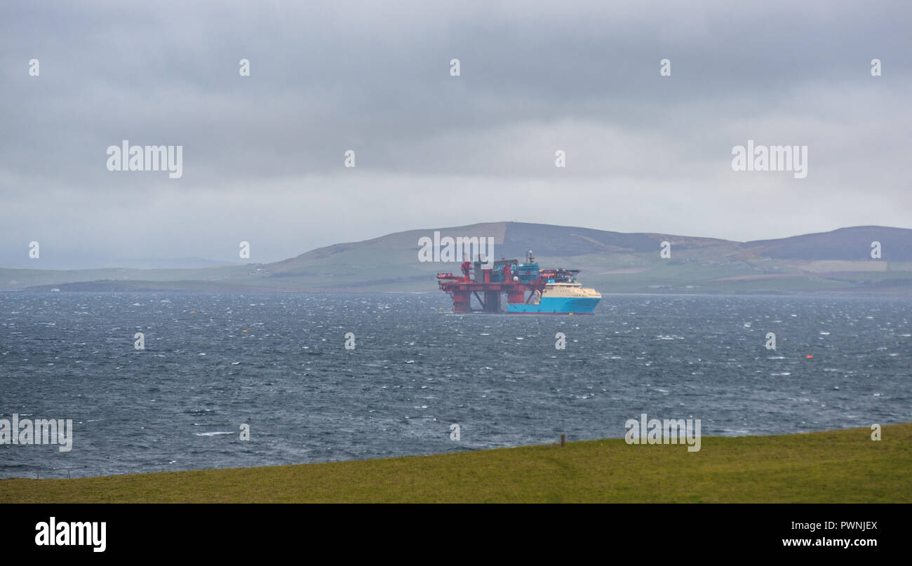 Ein Öltankschiff, das auf einer Bohrinsel im nördlichen Meer, Sapa, Festland, Orkney Inseln, Schottland Stockfoto