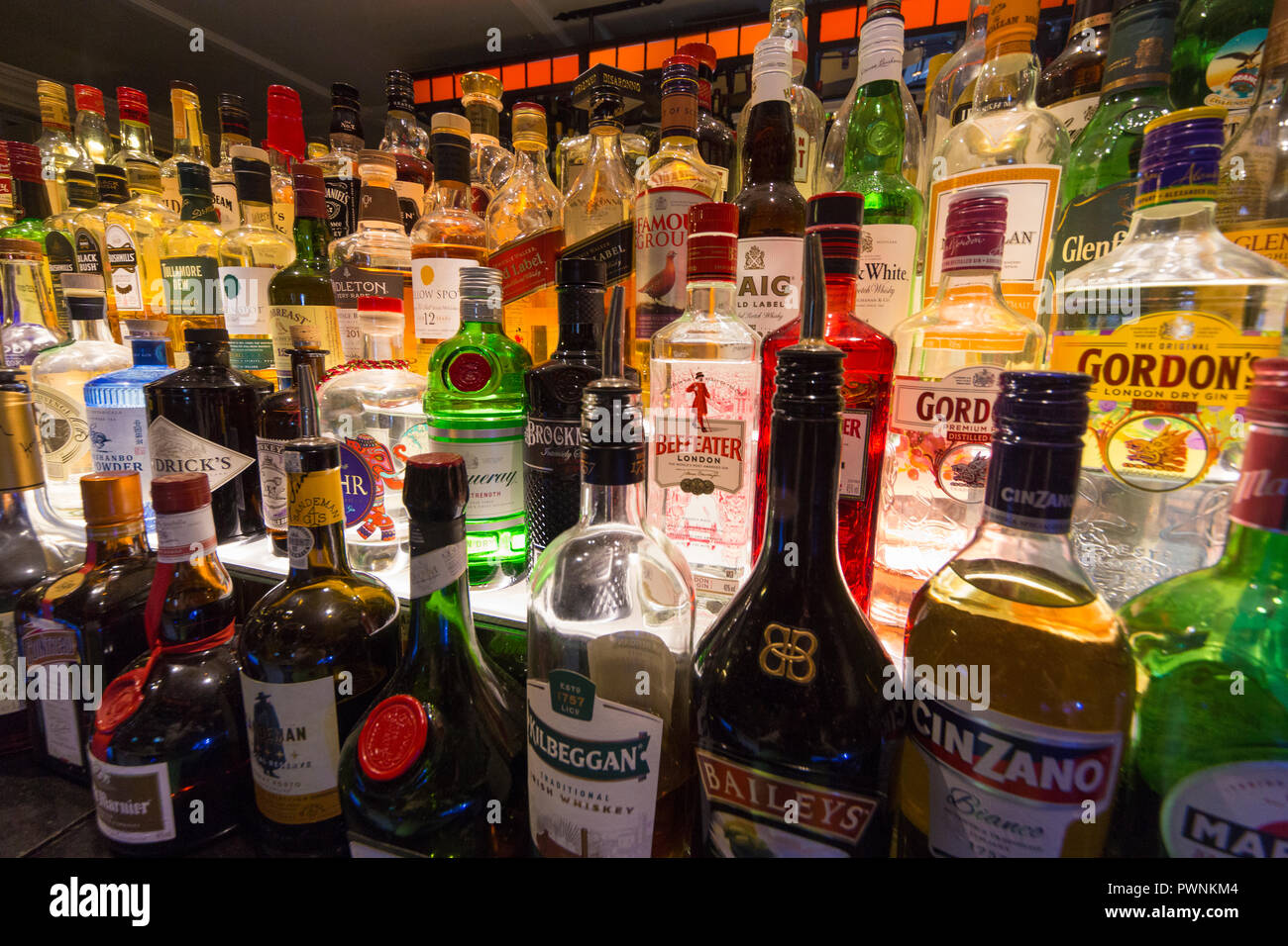 Hell beleuchtete Bar mit einer Fülle von Geist Flaschen in Nahaufnahme. Stockfoto