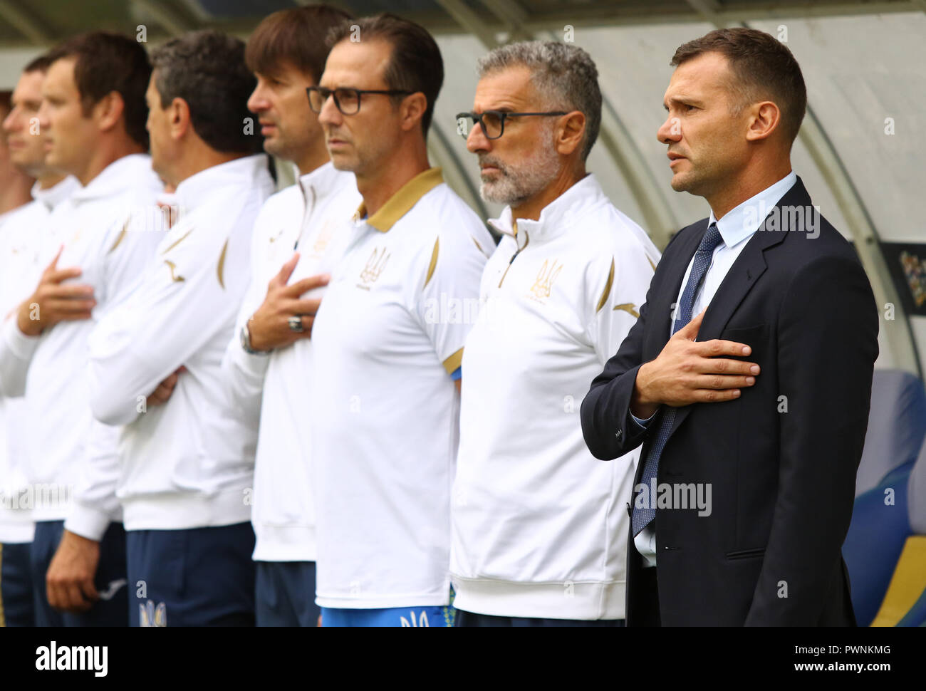 Lemberg, Ukraine - 9. SEPTEMBER 2018: ukrainische Trainer und Spieler, die zu den nationalen Hymne vor dem UEFA Nationen Liga Spiel Ukraine v Slo Stockfoto
