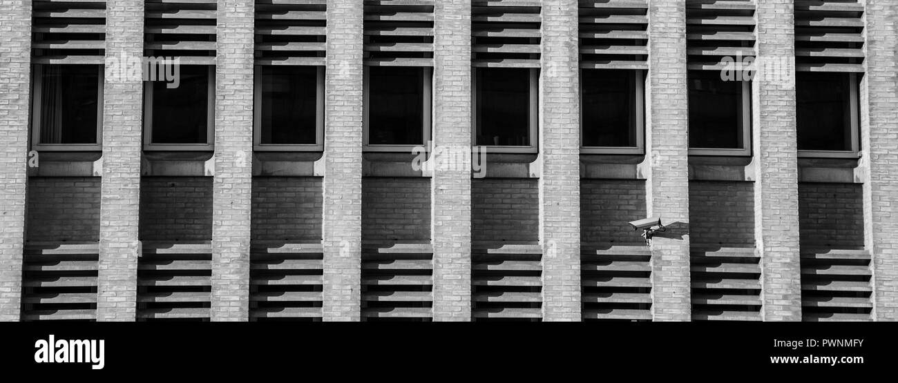 Symmetrische Windows auf einem Block Stockfoto
