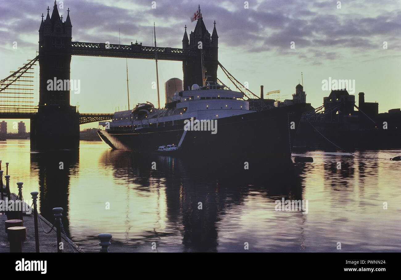 HMY Britannia günstig neben der Tower Bridge, London, England, UK. Ca. 80er Stockfoto